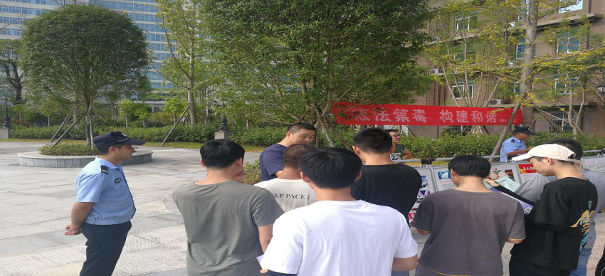 1.副经理吴黎明与民警发放宣传资料